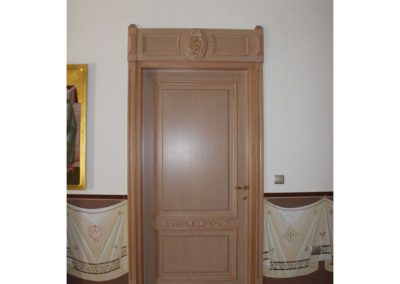 Μονόφυλλη χειροποίητη ταμπλαδωτή πόρτα με ξύλινο περβάζι