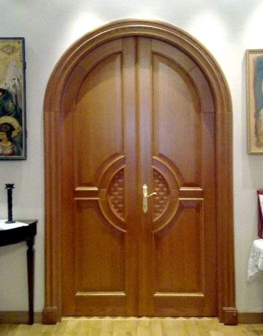 Κυκλική ταμπλαδωτή χειροποίητη πόρτα βαρέως τύπου