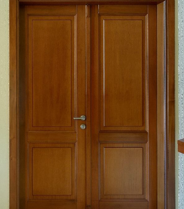 Δίφυλλη ταμπλαδωτή περαστή πόρτα
