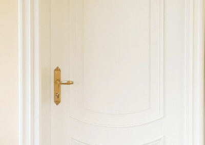 Ταμπλαδωτή πόρτα σε λευκή λάκα με κορδόνι