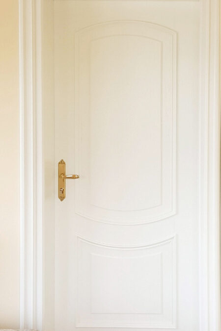 Ταμπλαδωτή πόρτα σε λευκή λάκα με κορδόνι