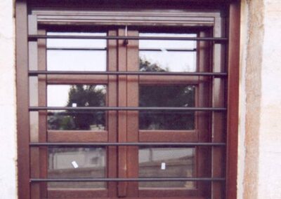 Δίφυλλο παράθυρο με ενσωματωμένη σιδεριά στην κάσα